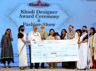 India – KVIC gives away cash awards to designers at Khadi Fashion Show